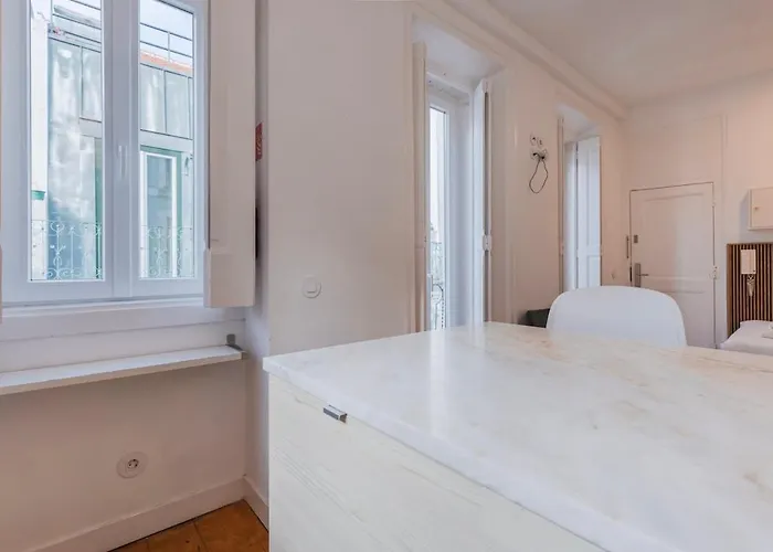 Διαμέρισμα Lovely Madragoa 2 *